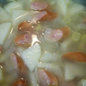 葱とジャガイモとウインナーのスープ